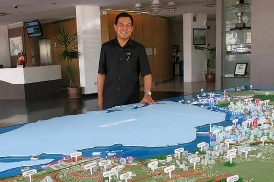 MENJADI TARIKAN PELABUR: Datuk Ismail Ibrahim menunjukkan peta Iskandar Malaysia yang menerima pelaburan hampir RM132 bilion ($51 bilion) sehingga 31 Disember lalu. - Foto-foto SAINI SALLEH