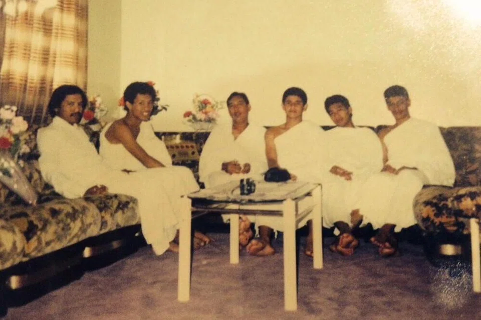 Bekas jurulatih penjaga gawang nasional, Allahyarham Khairullah Abdullah (empat dari kanan), membawa bekas penjaga gawang, Bashir Khan (tiga dari kanan), dan pemain lain menunaikan ibadah umrah ketika berada di Arab Saudi bersama pasukan nasional.