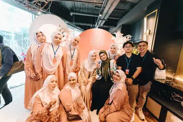 TERUJA: Datuk Seri Siti Nurhaliza (duduk, bertudung hijau) bersama pemilik Deen Dunya, Aida Suhaimi (di kanan Siti), dan pasukan Deen Dunya pada acara ‘Up Close and Personal with Datuk Seri Siti Nurhaliza’, di restoran The Malayan Council (TMC) yang terletak di The Fullerton Waterboat House pada 29 Oktober.