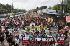 Penduduk Orang Asli menghadiri protes menuntut keadilan iklim dan perlindungan wilayah semasa Persidangan Perubahan Iklim (COP30) di Belem, Brazil, 17 November 2025.