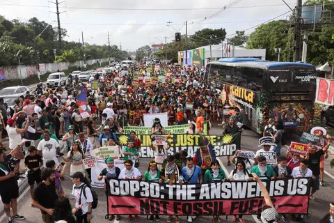 Penduduk Orang Asli menghadiri protes menuntut keadilan iklim dan perlindungan wilayah semasa Persidangan Perubahan Iklim (COP30) di Belem, Brazil, 17 November 2025.
