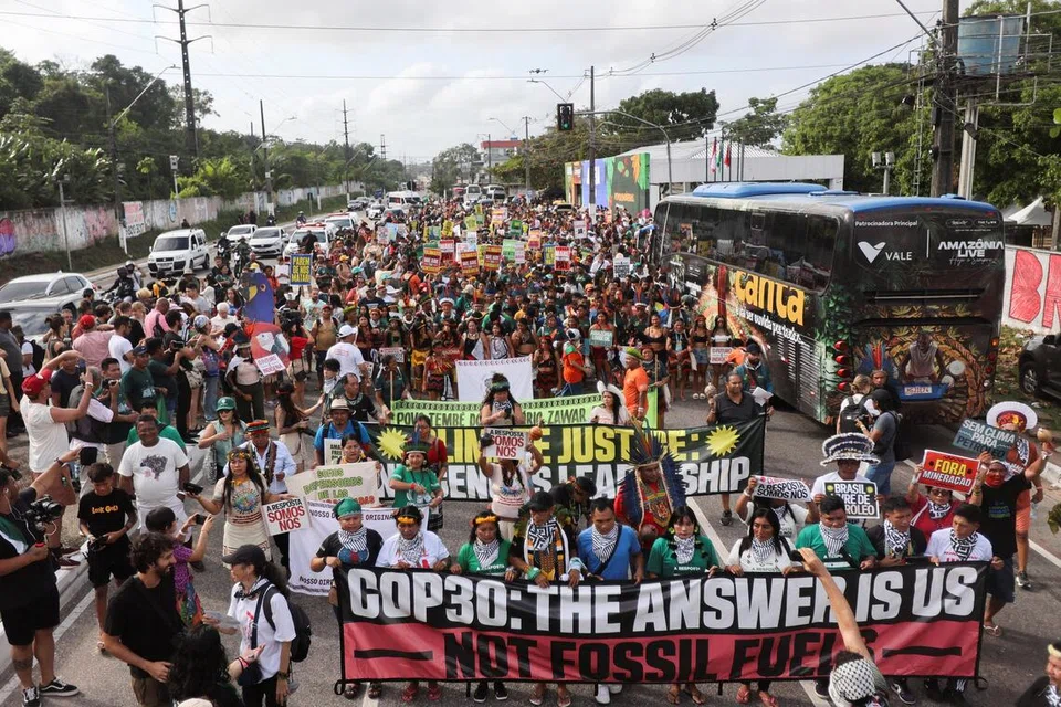 Penduduk Orang Asli menghadiri protes menuntut keadilan iklim dan perlindungan wilayah semasa Persidangan Perubahan Iklim (COP30) di Belem, Brazil, 17 November 2025.
