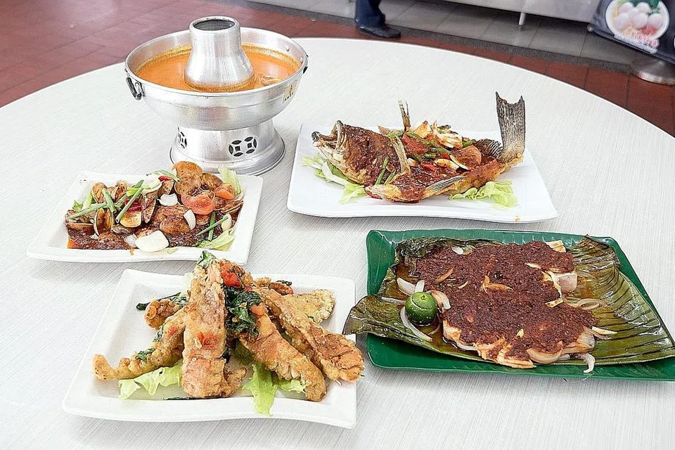 ENAK: Masakan makanan laut di restoran mahupun pusat penjaja kini menghidangkan makanan laut yang dipelbagaikan cara memasak dan menghidangkannya. - Foto fail