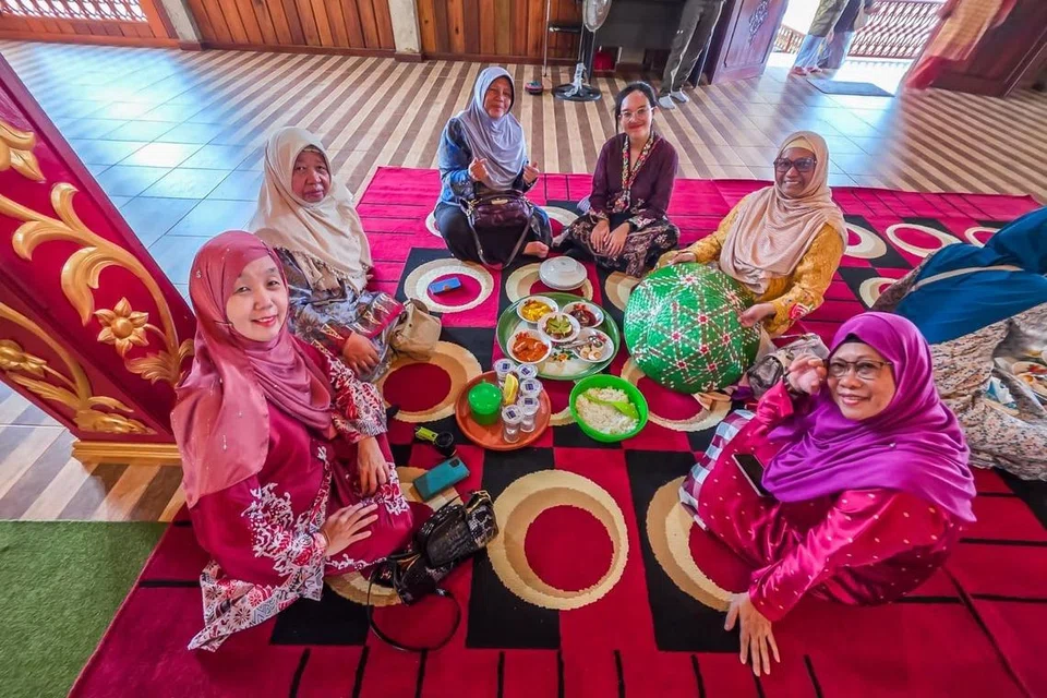 Pengunjung berpeluang menikmati santapan berhidang sajian tradisional Melayu di Balai Adat Melayu Lingga. 