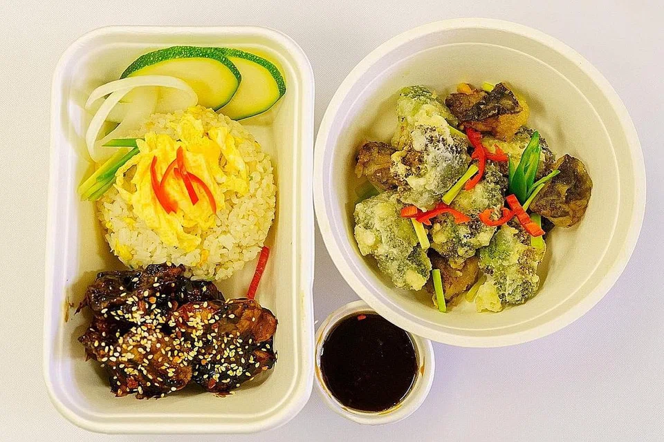 HIDANGAN SEDERHANA CERMINAN IMPIAN APABILA BEBAS: Dengan menyediakan masakan Jepun ikan siakap teriyaki beserta telur, nasi goreng dan sayur tempura, beliau menjelaskan bahawa kesederhanaan hidangan tersebut ia cerminan apa yang ingin dicapai dalam hidupnya. - Foto PERKHIDMATAN PENJARA SINGAPURA
