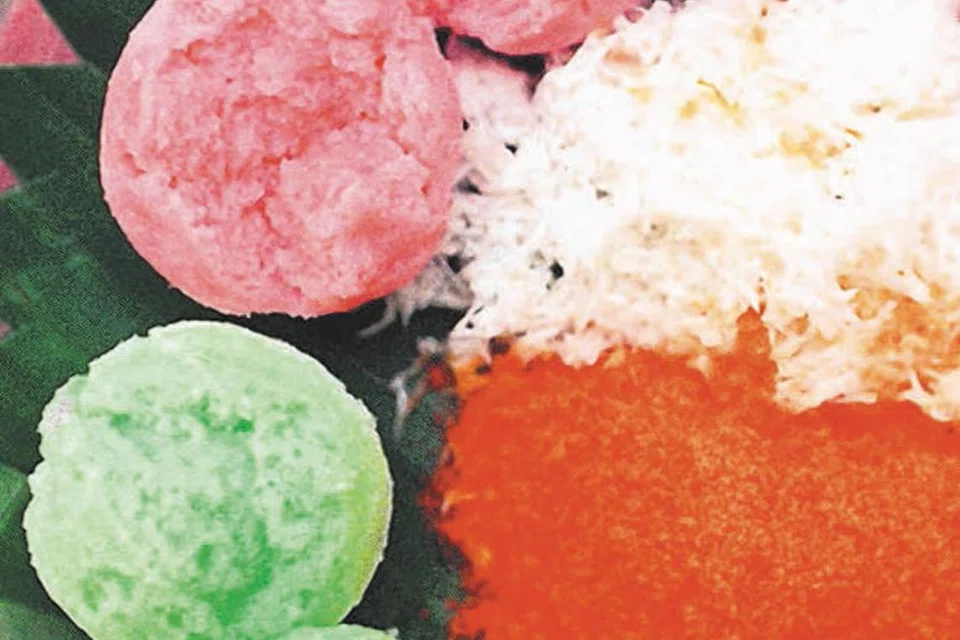 Apam kukus yang dihidang dengan kelapa parut.