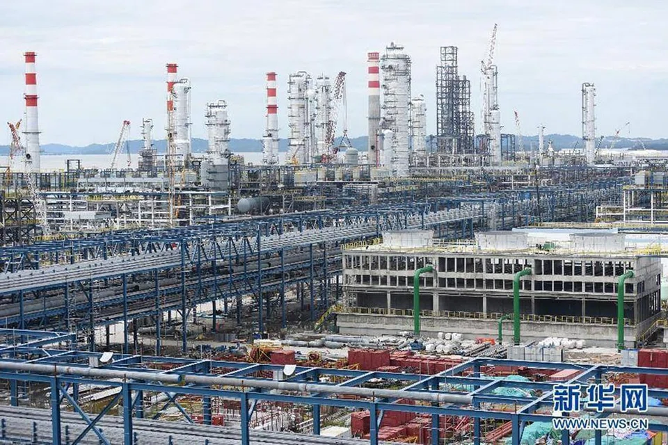 PEMBANGUNAN DI PULAU MUARA BESAR: Loji penapisan minyak dan aromatik di Pulau Muara Besar, sebuah pulau terpencil di timur laut Brunei. Kompleks Penapisan Minyak dan Kompleks Aromatik Hengyi kini merupakan salah satu projek pembangunan paling penting dalam bidang ekonomi dan perdagangan antara China dan Brunei. - Foto Facebook PEOPLE'S DAILY 
