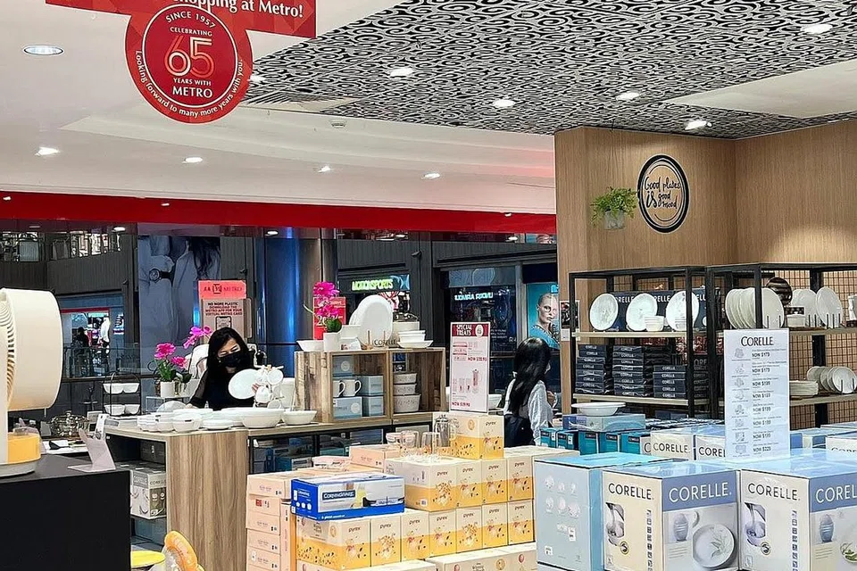 PELBAGAI TAWARAN: Orang ramai boleh mendaftar sebagai ahli Metro di gedung itu dengan berbelanja sekurang-kurangnya $65 - khas sempena ulang tahun Metro - bagi mendapatkan diskaun segera selaku ahli. - Foto METRO HOLDINGS