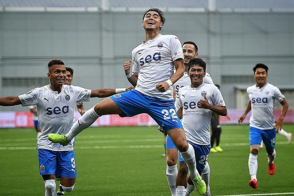 TUNGGAK PASUKAN: Selepas membuka tirai jaringan dalam perlawanan pertama, Gabriel Quak (melompat) boleh dijangka terus memainkan peranan penting apabila Lion City Sailors, yang padat bintang musim ini, menentang Hougang esok. - Foto fail