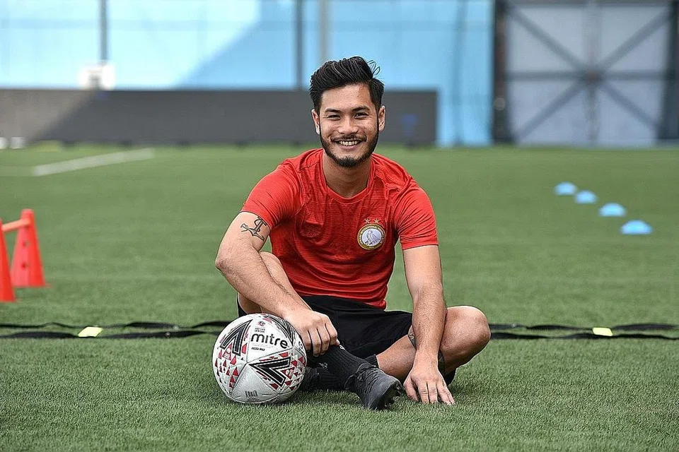 TERBAIK LIGA: Van Huizen merangkul gelaran pemain dengan 'assist' tertinggi liga musim lalu dengan catatan 10 'assist' untuk Geylang International. - Foto BH oleh KELLY HUI