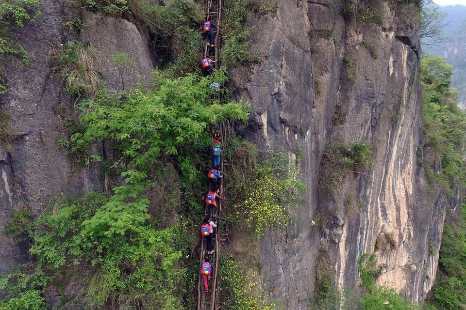 Kanak-kanak kampung Atuler mendaki anak-anak tangga kayu tua dan usang di tebing setinggi 800m untuk pulang ke rumah dari sekolah berasrama penuh mereka. 