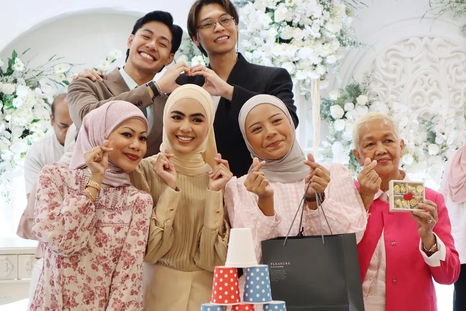 Nadhir Nasar (belakang, kanan) bersama pelakon, Meerqeen (belakang kiri) dan Erysha Emyra (dua dari kiri), memeriahkan acara kenal suai dengan peminat, anjuran, Laugh Out Loud Entertainment Malaysia bersama Z.H. Creatives Management, yang berlangsung di Casa Bayu, Upper Serangoon Shopping Centre, pada 15 Februari.