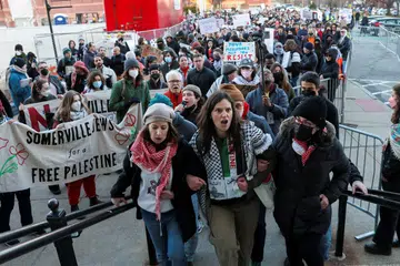 Penunjuk perasaan menyertai perhimpunan bagi menyokong pelajar PhD Universiti Tufts, Cik Rumeysa Ozturk, selepas beliau ditahan oleh ejen persekutuan, di Somerville, Massachusetts, Amerika Syarikat, pada 27 Mac 2025.