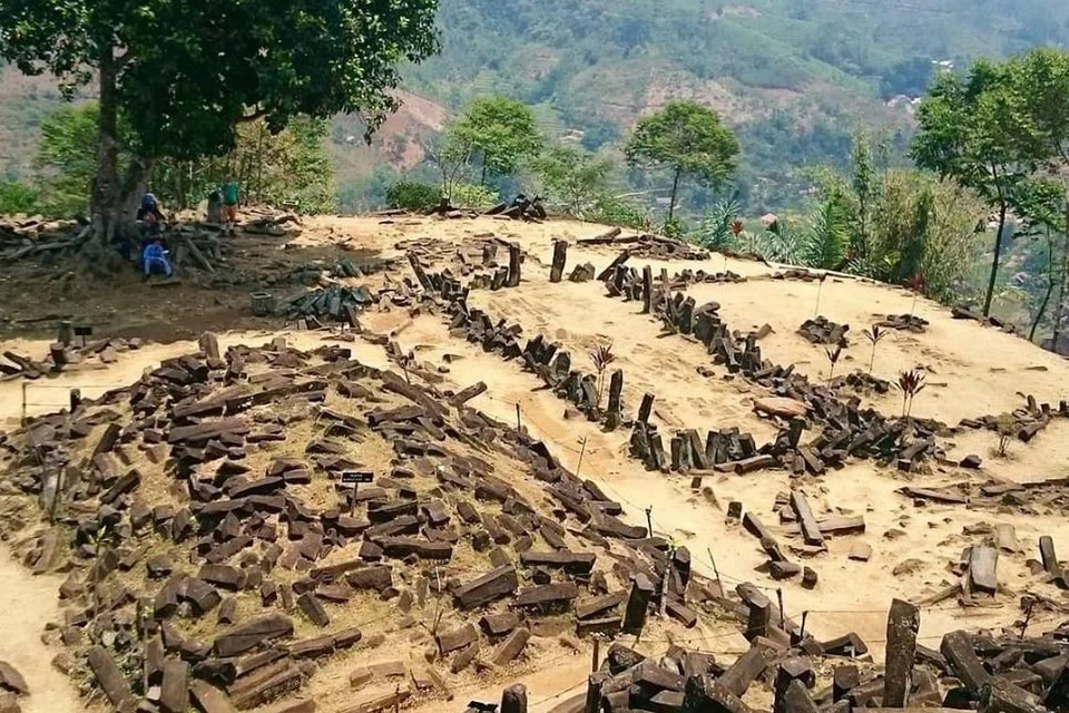 Ada berpendapat Dunung Padang adalah piramid buatan manusia, sementara yang lain mengatakan ia adalah pembentukan geologi semula jadi. Pengkaji mendakwa Gunung Padang kebanyakannya dibuat oleh tangan dan menemui bukti struktur itu dibina secara berperingkat, dan mengambil masa beribu-ribu tahun.