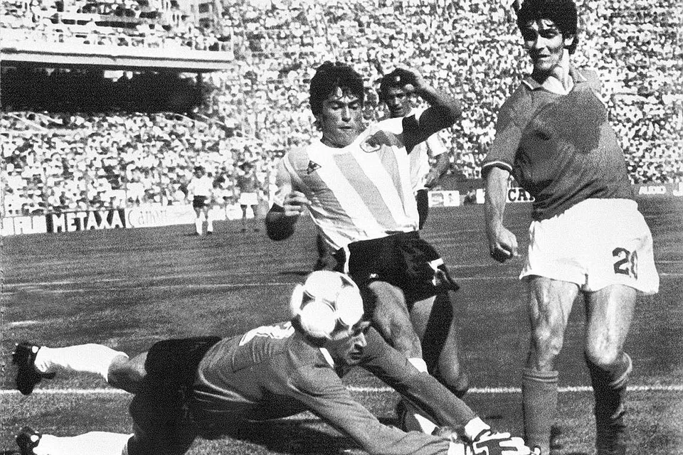 WIRA ITALY: Paolo Rossi dalam gambar yang diambil pada 2016 dan semasa beraksi dalam perlawanan menentang Argentina pada 1982 (gambar atas). - Foto AFP
