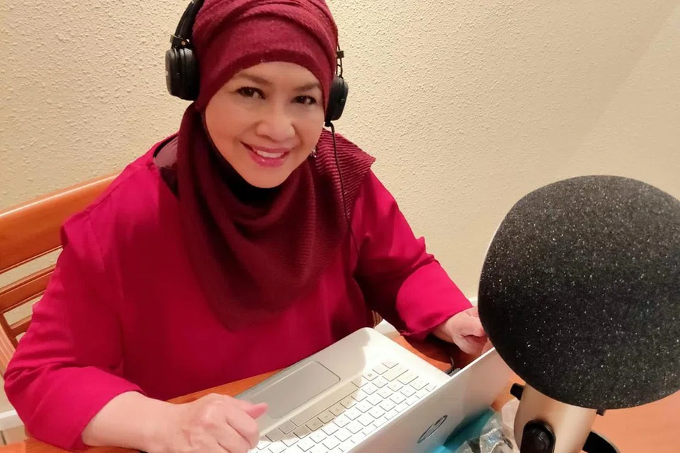 TUGAS BARU: Rahimah kini bertugas sebagai penyampai di stesen radio khusus buat warga emas di Singapura, iaitu Vintage Radio SG.