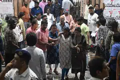 Ahli keluarga mangsa insiden rempuhan perayaan Hindu, Durga Puja, meratapi pemergian insan tersayang di depan bangunan kecemasan Kolej Perubatan dan Hospital Calcutta di Kolkata pada 17 Oktober.