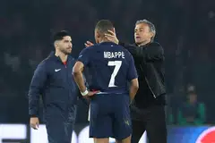 Pengurus Paris Saint-Germain, Luis Enrique (kanan) dan penyerangnya, Kylian Mbappe selepas aksi separuh akhir Liga Juara-Juara Eropah menentang Borussia Dortmund di Parc des Princes, Paris. 