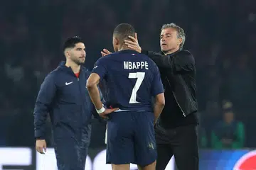 Pengurus Paris Saint-Germain, Luis Enrique (kanan) dan penyerangnya, Kylian Mbappe selepas aksi separuh akhir Liga Juara-Juara Eropah menentang Borussia Dortmund di Parc des Princes, Paris. 