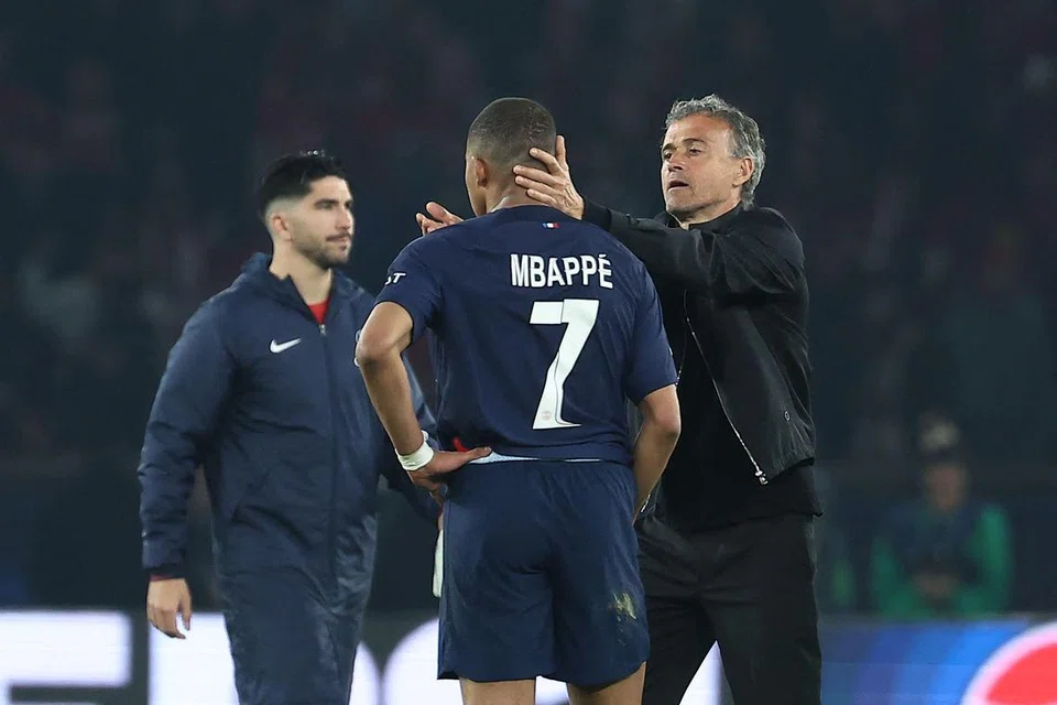 Pengurus Paris Saint-Germain, Luis Enrique (kanan) dan penyerangnya, Kylian Mbappe selepas aksi separuh akhir Liga Juara-Juara Eropah menentang Borussia Dortmund di Parc des Princes, Paris. 