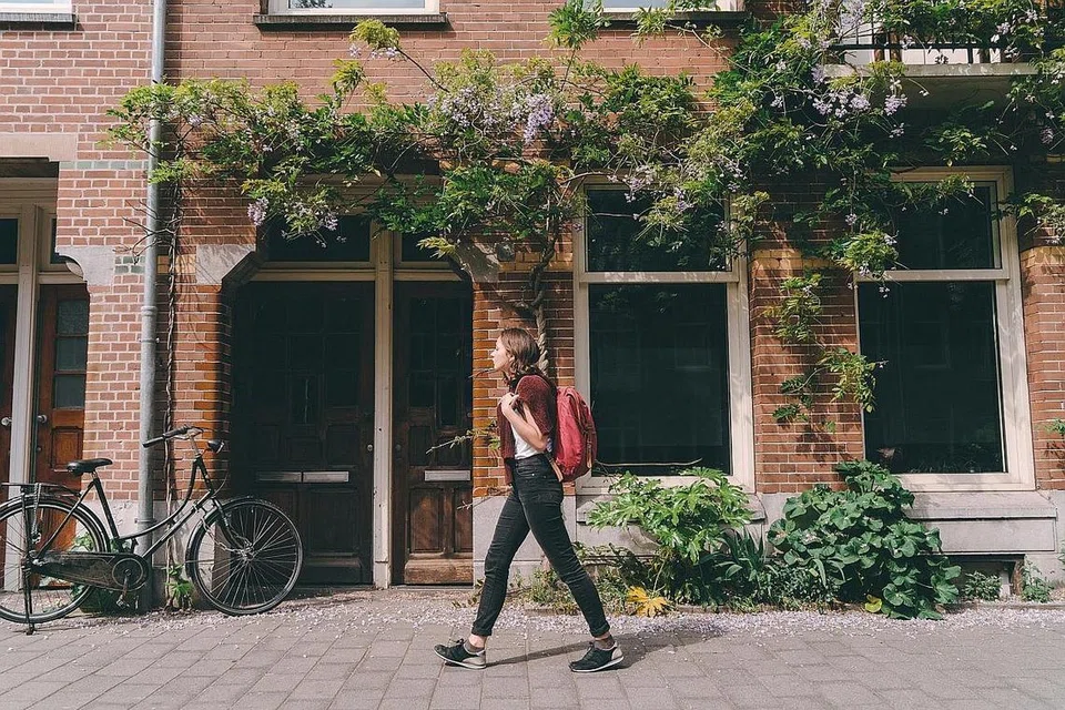 TIMBUL MASALAH BAGI PENDUDUK SETEMPAT: Sejak Julai 2020, kerajaan Belanda telah melaksanakan larangan ke atas penyewaan Airbnb di tiga daerah di Amsterdam. - Foto ISTOCKPHOTO