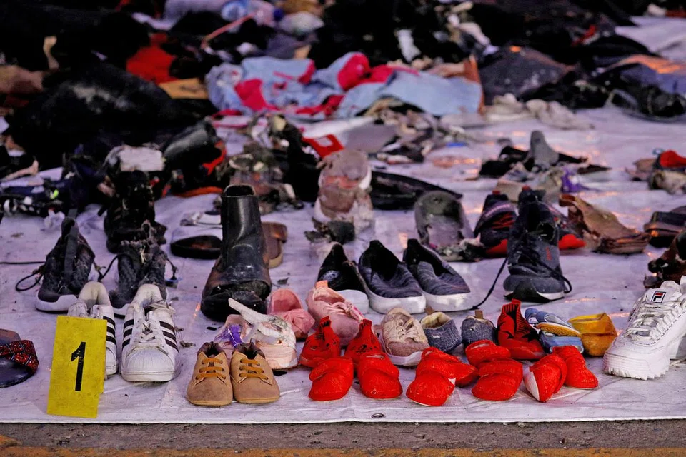 BARANG MILIK MANGSA: Kasut pelbagai saiz dan warna ini antara barangan yang dipercayai milik mangsa nahas penerbangan JT610 dan telah dikumpulkan di Pelabuhan Tanjong Priok, Jakarta. - Foto-foto REUTERS