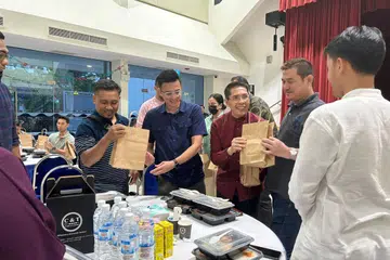 Dr Maliki Osman (tiga dari kanan) memberi habuan kepada mereka yang hadir pada acara Buka Bersama M³ di Kelab Masyarakat Kolam Ayer pada 21 Mac 2024.