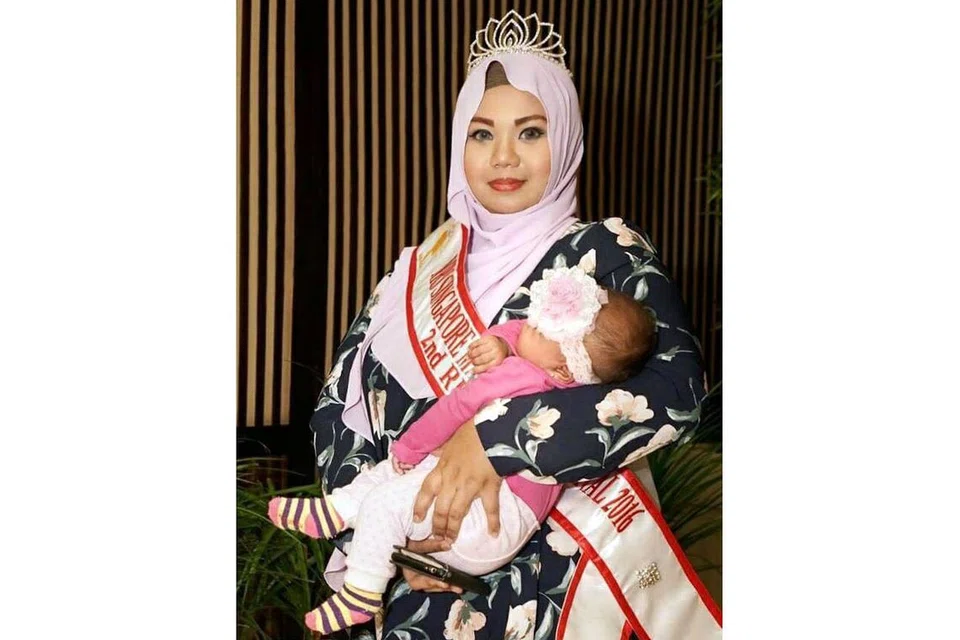 POSITIF HARUNGI UJIAN: Meskipun doktor menasihati supaya beliau menggugurkan kandungannya, Cik Nur Rashidah Ghazali, yang menghidap sejenis penyakit darah kronik 'hemophagocytic lymphohistiocytosis' (HLH), cekal memberanikan diri meneruskan kehamilan dan kini bersyukur melahirkan anak comelnya, Nursofia Aryana Sofian, dengan selamat. - Foto ihsan NUR RASHIDAH GHAZALI