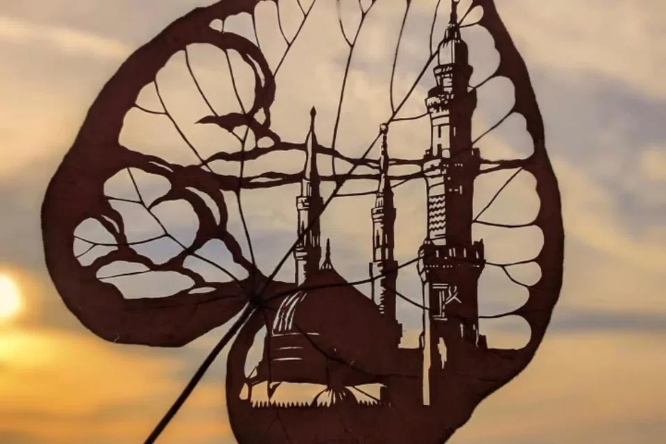 Ukiran Masjid Nabawi pada daun berbentuk hati, hasil karya Encik Muhammad Hafizi Abdul Karim.