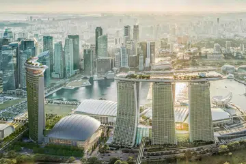Gambaran terbaru artis yang dikeluarkan oleh MBS menunjukkan arena hiburan terletak di antara bangunan sedia ada dan menara keempat yang baru.