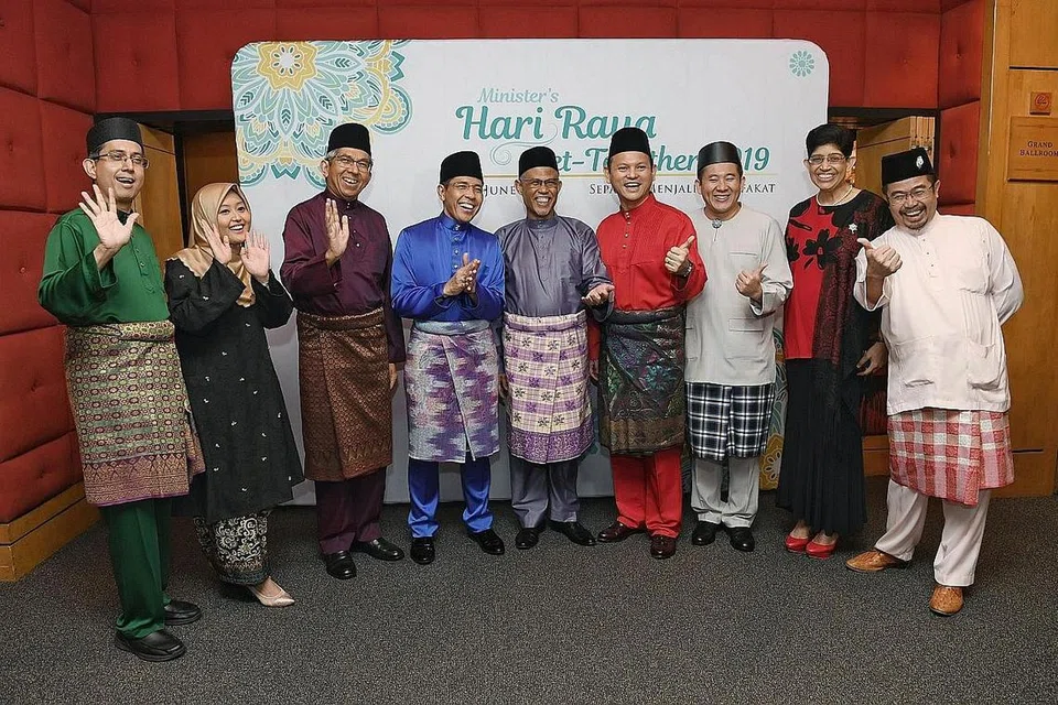 PERJUMPAAN AIDILFITRI AP MELAYU: (Dari kiri) Profesor Madya Faishal Ibrahim; Cik Rahayu Mahzam; Profesor Yaacob Ibrahim; Dr Maliki Osman; Encik Masagos Zulkifli Masagos Mohamad; Encik Zaqy Mohamad; Encik Amrin Amin; Profesor Fatimah Lateef; dan Encik Zainal Sapari hadir di Perjumpaan Hari Raya di Marriott Tang Plaza malam tadi. - Foto BH oleh KHALID BABA