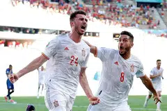 GOL!: Pemain Sepanyol Aymeric Laporte (kiri) begitu ghairah selepas menjaringkan gol kedua Sepanyol dalam perlawanan menentang Slovakia. Sepanyol belasah Slovakia 5-0. - Foto REUTERS 