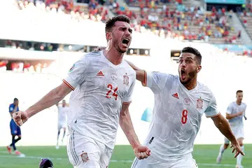 GOL!: Pemain Sepanyol Aymeric Laporte (kiri) begitu ghairah selepas menjaringkan gol kedua Sepanyol dalam perlawanan menentang Slovakia. Sepanyol belasah Slovakia 5-0. - Foto REUTERS 