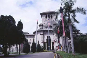 Pusat pentadbiran kerajaan negeri Johor di Bangunan Sultan Ibrahim, di Bukit Timbalan, Johor Bahru, akan ditutup pada 6 Januari berikutan cuti tambahan bagi penjawat awam menyusuli perubahan cuti hujung minggu kepada Sabtu-Ahad di Johor.  