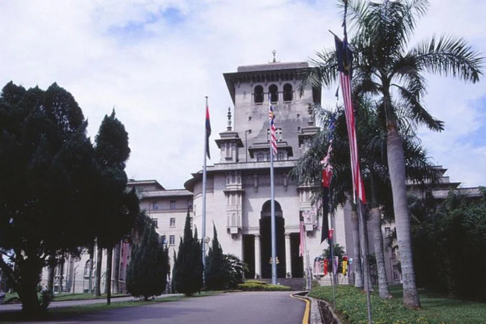 Pusat pentadbiran kerajaan negeri Johor di Bangunan Sultan Ibrahim, di Bukit Timbalan, Johor Bahru, akan ditutup pada 6 Januari berikutan cuti tambahan bagi penjawat awam menyusuli perubahan cuti hujung minggu kepada Sabtu-Ahad di Johor.  