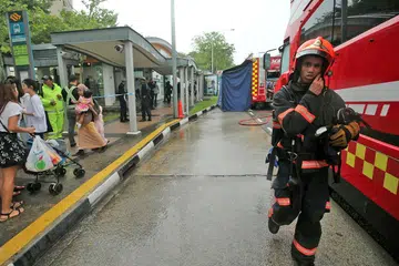DITUTUP SEMENTARA : Kenderaan Pasukan Bahan Berbahaya (Hazmat) Pasukan Pertahanan Awam Singapura (SCDF) dilihat di luar Stesen MRT Woodleigh. - Foto ZAOBAO