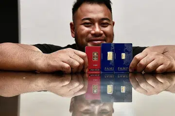 MELABUR DALAM EMAS: Walaupun amalan membeli emas jarang dibuat, Encik Sugyanto, melakukannya untuk menyara keluarganya dan juga membantu empat keluarga angkat yang beliau bantu.- Foto BH oleh DESMOND FOO