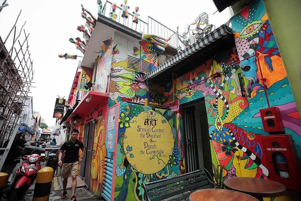 PATUNG PUN DIPASANG: Di belakang kedai Juice Culture, pengunjung boleh melihat satu lagi hasil karya seni pelukis yang mengelar dirinya 'superfreakyfant asy'. Ia merupakan patung tiga dimensi dengan lirik lagu klasik terpampang di bumbung berserta karya abstrak psikedelik di tembok.