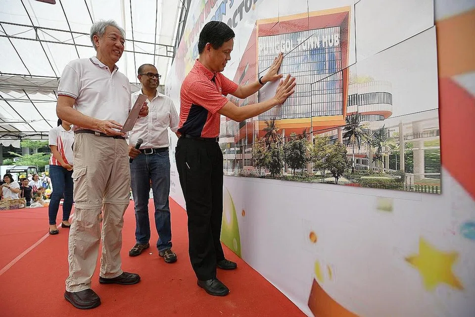 KEMUDAHAN BARU: Menteri Perdagangan dan Perusahaan, Encik Chan Chun Sing, yang juga Timbalan Pengerusi Persatuan Rakyat (PA) memberikan sentuhan terakhir pada gambaran artis Hab Bandar Punggol dengan disaksikan Timbalan Perdana Menteri, Encik Teo Chee Hean (kiri) dan Anggota Parlimen GRC Pasir Ris-Punggol, Dr Janil Puthucheary. - Foto BH oleh LIM YAOHUI
