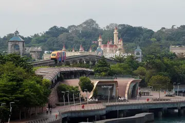 TARIKAN TERSENDIRI: Sentosa kini berusaha menarik lebih ramai pelawat bukan sahaja pada sebelah siang, tapi malam juga menerusi pelbagai kegiatan yang bakal berlangsung. - Foto BH oleh ALPHONSUS CHERN