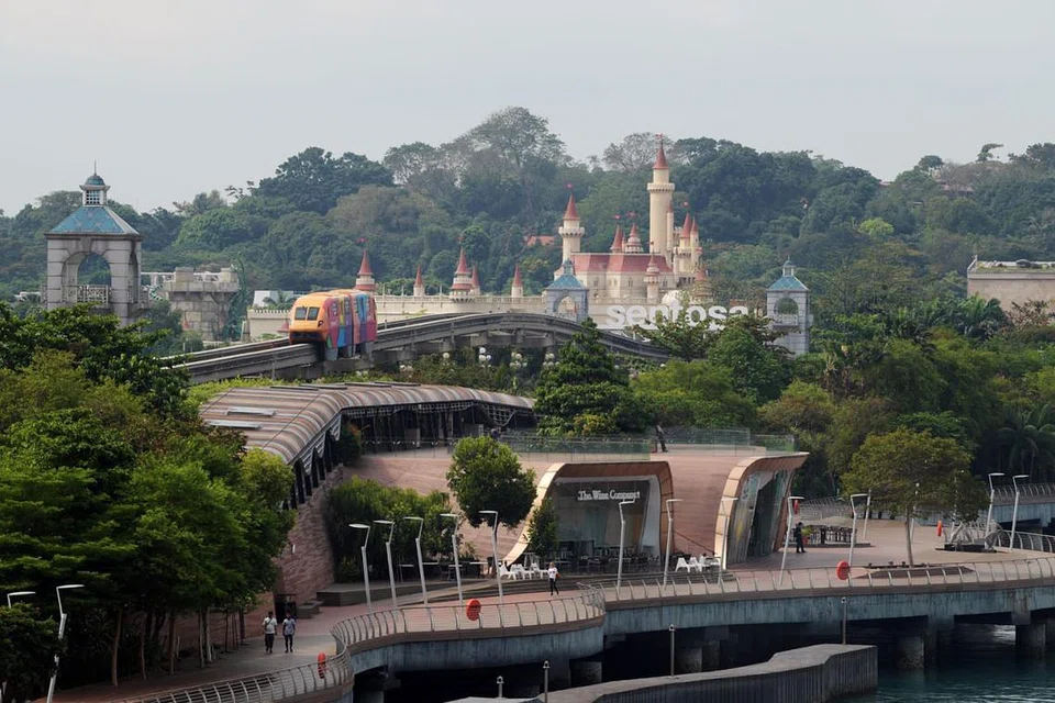 TARIKAN TERSENDIRI: Sentosa kini berusaha menarik lebih ramai pelawat bukan sahaja pada sebelah siang, tapi malam juga menerusi pelbagai kegiatan yang bakal berlangsung. - Foto BH oleh ALPHONSUS CHERN