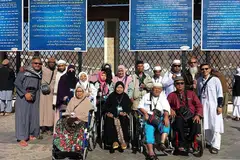 BERGAMBAR DI MAKAM SYUHADA UHUD: Seramai 10 individu kurang upaya berlepas ke Arab Saudi pada 7 Januari lalu untuk menunaikan umrah. Ini merupakan umrah yang pertama bagi lapan daripada mereka. - Foto PERSATUAN BELIA BEDOK UNTUK INSAN KURANG UPAYA