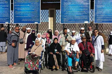 BERGAMBAR DI MAKAM SYUHADA UHUD: Seramai 10 individu kurang upaya berlepas ke Arab Saudi pada 7 Januari lalu untuk menunaikan umrah. Ini merupakan umrah yang pertama bagi lapan daripada mereka. - Foto PERSATUAN BELIA BEDOK UNTUK INSAN KURANG UPAYA
