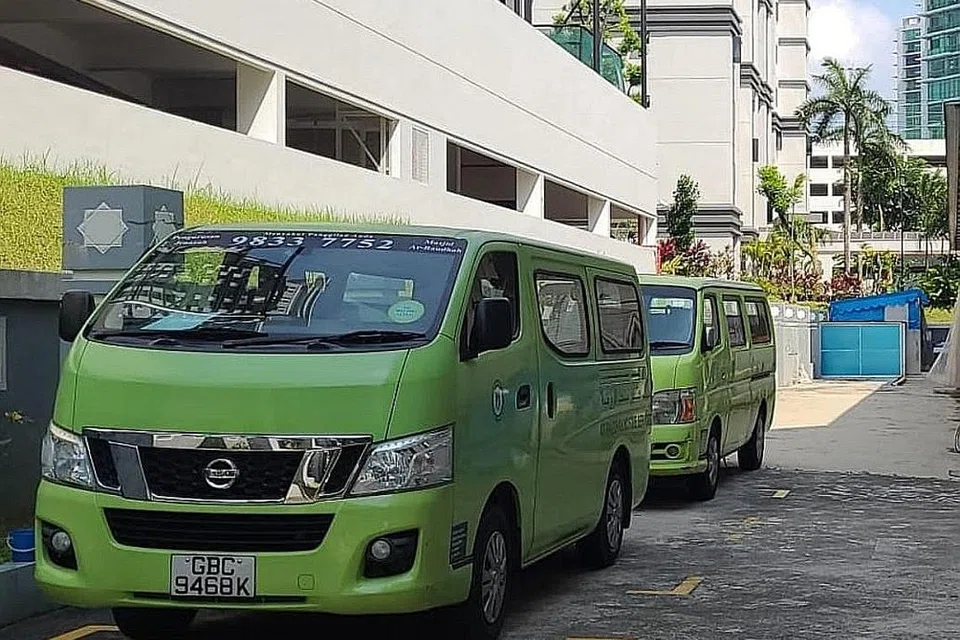 PEMBERIAN DIKENANG: Van sumbangan daripada Yayasan Lee dan Allahyarham Dato' Zain Mohd Abdullah.