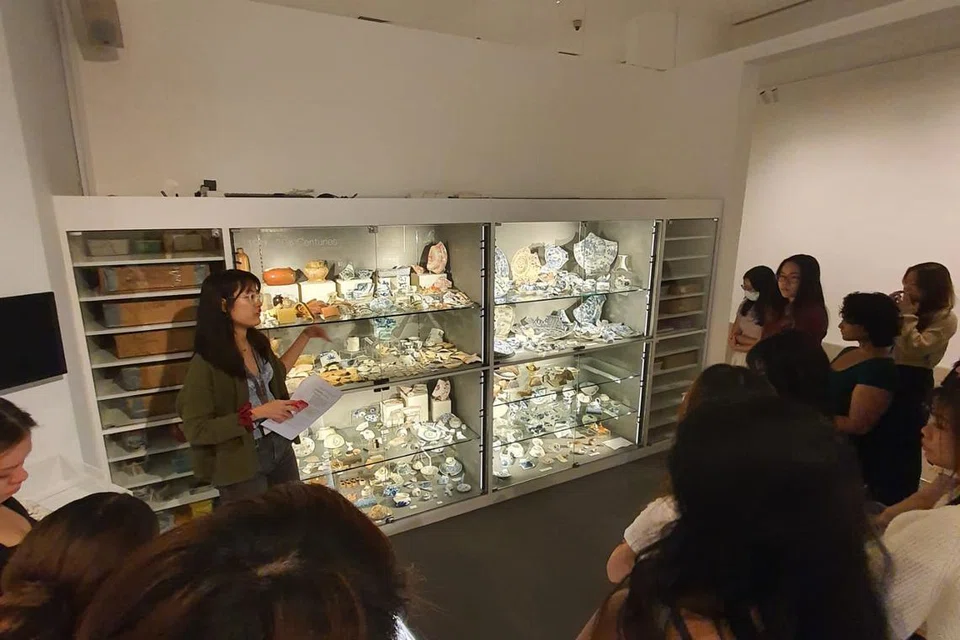 LAWATAN KE MUZIUM NUS: Berbanding pameran di muzium lain, pameran di Muzium NUS fleksibel bagi menggalak pengunjung memberi tafsiran mereka sendiri.