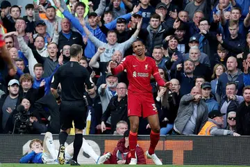 INSIDEN TENGKARAH: Pemain Everton, Anthony Gordon (baring di padang), dijatuhkan pemain Liverpool, Joel Matip, namun pengadil tidak memberikan penalti. - Foto REUTERS