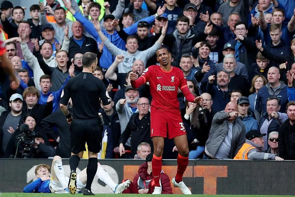 INSIDEN TENGKARAH: Pemain Everton, Anthony Gordon (baring di padang), dijatuhkan pemain Liverpool, Joel Matip, namun pengadil tidak memberikan penalti. - Foto REUTERS