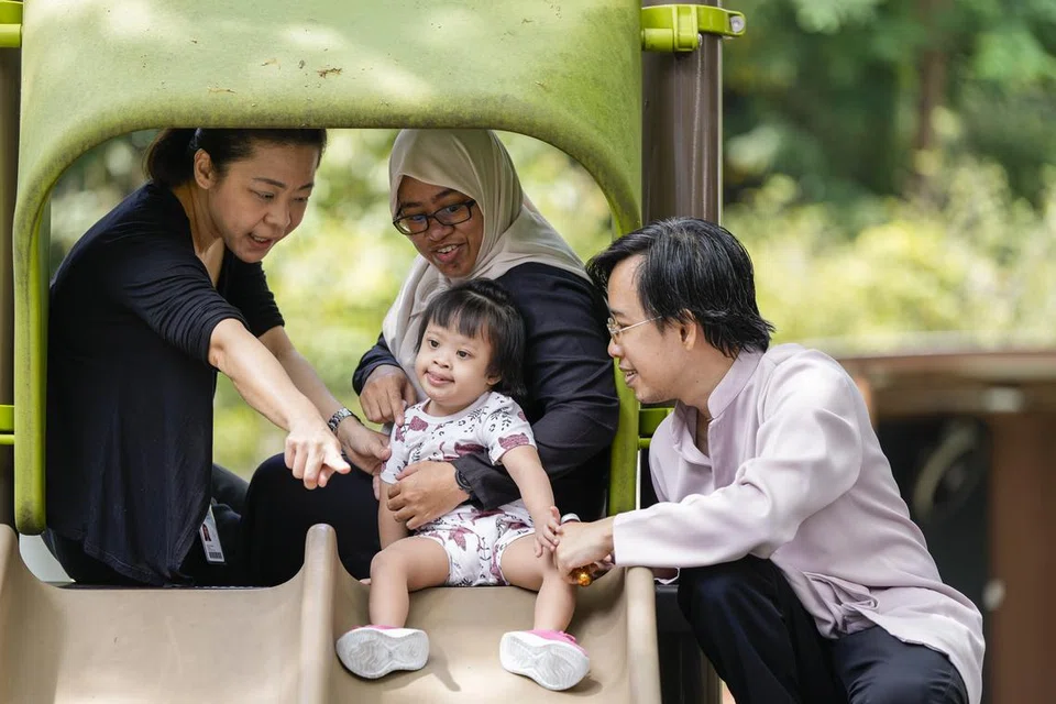 (Dari kiri) Ketua Psikologi (Pediatrik), Khoo Teck Puat- Institut Perubatan Kanak-Kanak Universiti Nasional (KTP-NUCMI),  Cik Ng Siau Hwei, membantu meringankan beban psikologi yang melanda anak Sindrom Down, Aafiyah Chan (tengah), yang turut dikesan alami masalah kronik ginjal. Bersamanya ialah ibu bapanya, Cik Adilah Samad (dua dari kanan) dan Encik Muhammad Mustaqiim Mukhlis Chan. 