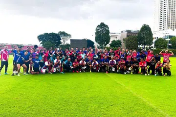 Pasukan2 dari Waf4H Singapura, MBPJ FC dan Balestier Khalsa FC bergambar bersama. Menurut Dr Dee Dee, penyertaannya sungguh memberangsangkan, dengan pelbagai generasi pemain turun untuk sertai perlawanan persahabatan bola sepak itu. 