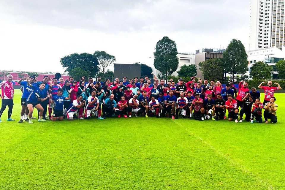 Pasukan2 dari Waf4H Singapura, MBPJ FC dan Balestier Khalsa FC bergambar bersama. Menurut Dr Dee Dee, penyertaannya sungguh memberangsangkan, dengan pelbagai generasi pemain turun untuk sertai perlawanan persahabatan bola sepak itu. 